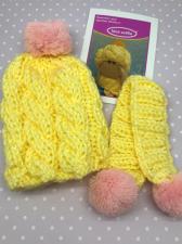Комплект шапка+шарф вязаный с помпонами,светло-жёлтый