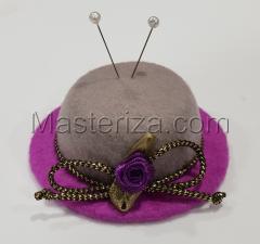 Игольница "Шляпка с фиолетовой розочкой",цвет серый/пурпурный,размер - 7,5х7,5х3 см