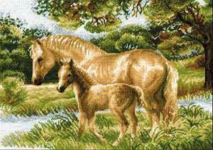 Лошадь с жеребёнком. Размер - 40 х 30 см.